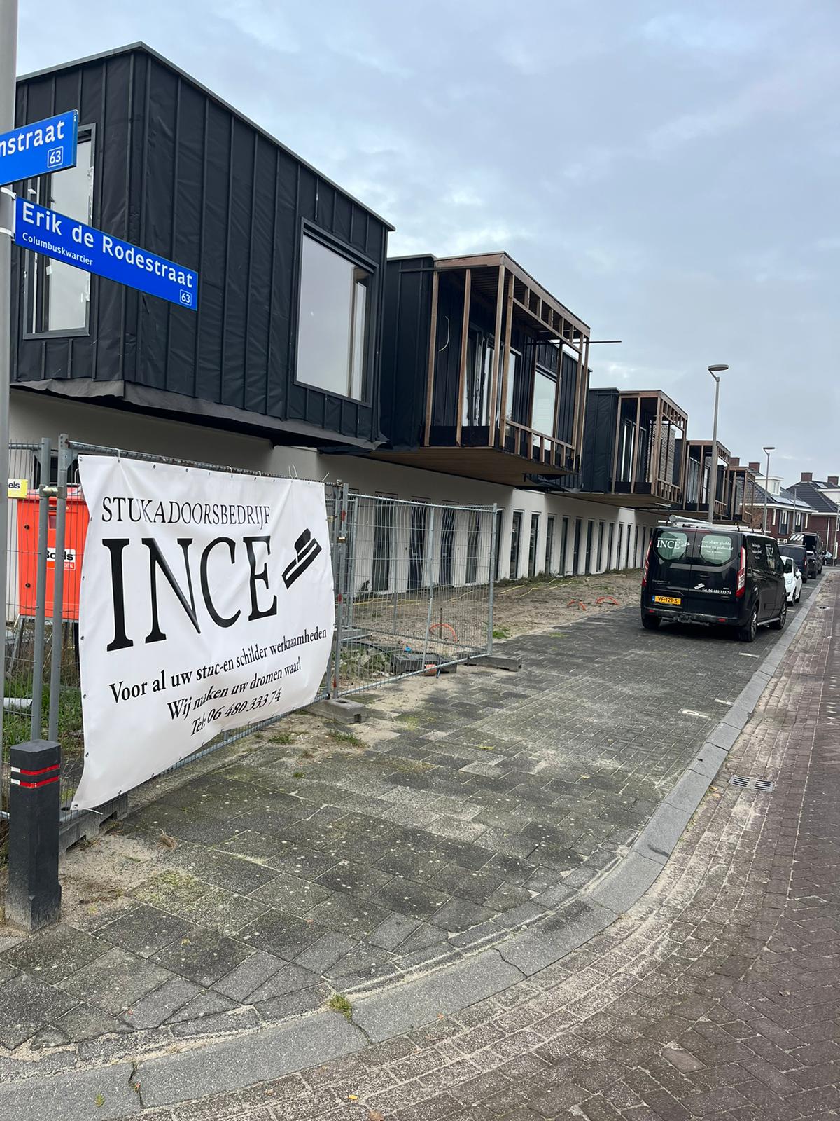 Een hek met een spanddoek van Stukadoorsbedrijf Ince